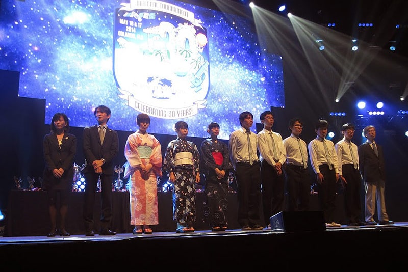 セレモニーで登壇する日本代表の生徒たち