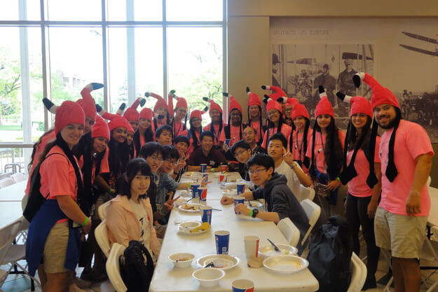 米国の生徒と一緒に食事をする生徒たち