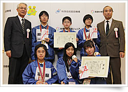 メダルと賞状を手に記念撮影をする滋賀県代表チーム