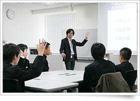 和田さんの説明に対し手を挙げて質問する生徒