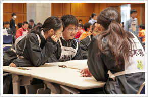 全員で力を出し合い筆記試験に取り組む栃木県代表チーム