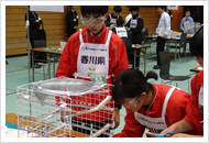 決戦に向けて装置を調整する香川県代表チーム