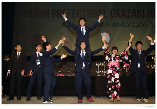 セレモニーで登壇する日本代表の生徒たち