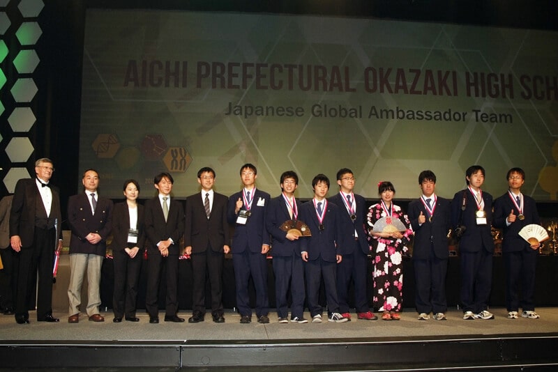 セレモニーで登壇する日本代表の生徒と関係者