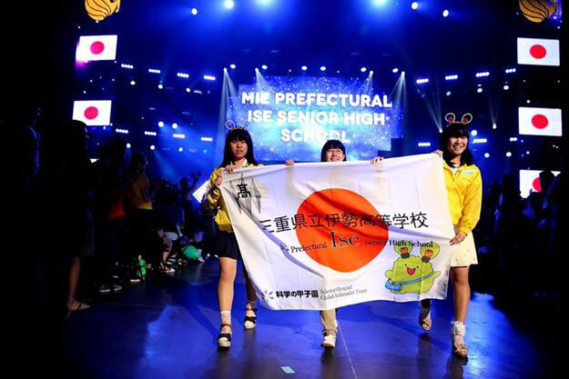 校名の入った国旗を手に入場する日本代表の生徒