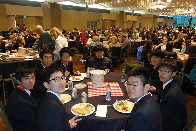 ホールで食事を楽しむ生徒たち