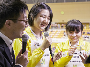 インタビューを受ける岐阜県代表の選手たち