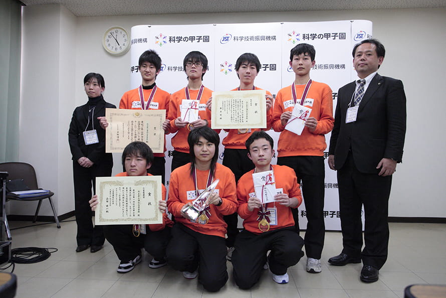 メダルや賞状を手にした埼玉県代表選手たちと引率教員